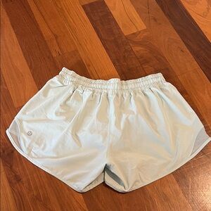 lululemon hotty hot 4” low-rise shorts